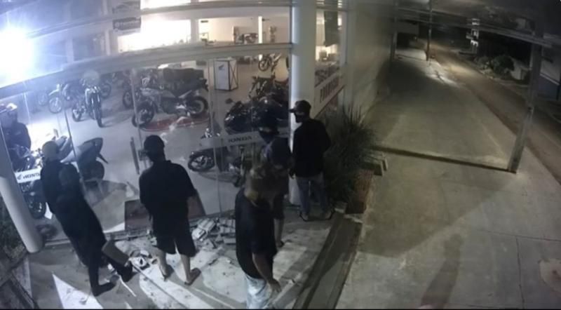 Sete criminosos arrombaram  Rondo Motos e roubaram várias motocicletas, em Jaru - Veja o vídeo Sete criminosos arrombaram  Rondo Motos e roubaram várias motocicletas, em Jaru - Veja o vídeo